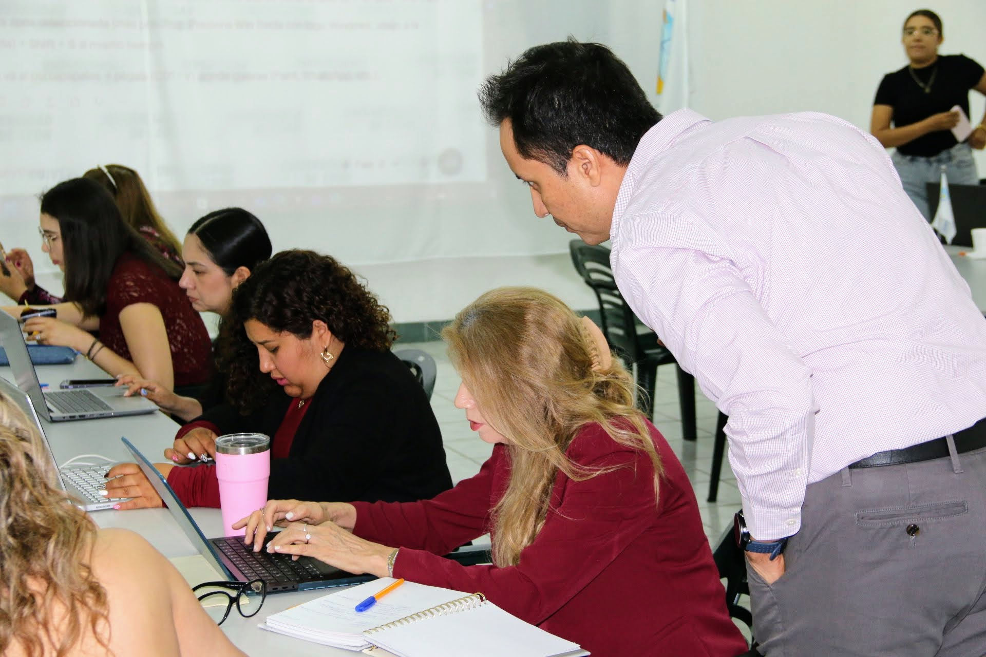 Curso “Herramientas de Inteligencia Artificial para Negocios” con la UIW Campus Bajío para AMEXME MUY. EmprendHEC - Hiper-Productividad para Líderes. Ing. Paulo César Ramírez Silva.