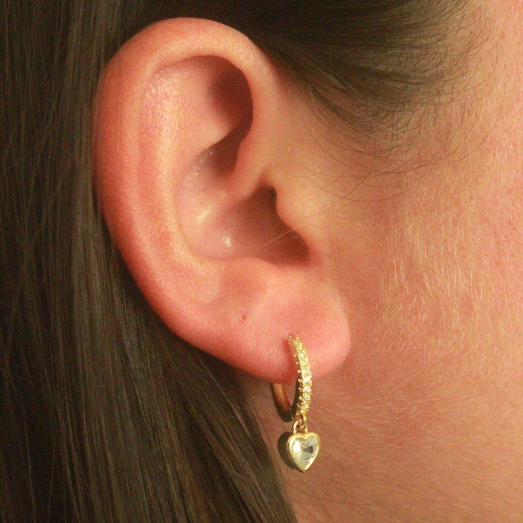 Argola Com Coração Pendurado Cravejada com Zircônias Banhada a Ouro 18K