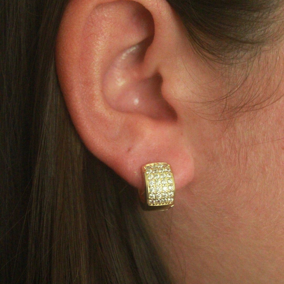 Argola Cravejada com Zircônias Banhada a Ouro 18K