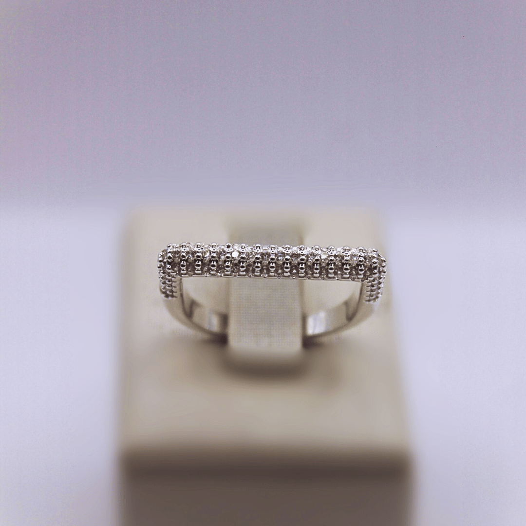 Anel Reto Cravejado Com Zircônias Banhado a Prata 950