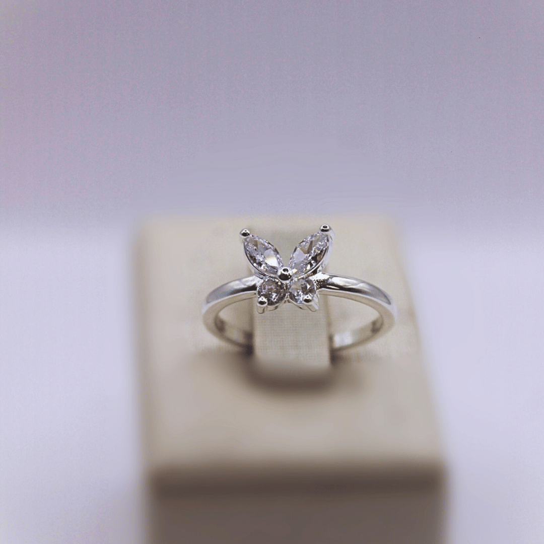 Anel Borboleta Cravejado Com Zircônias Banhado a Prata 950