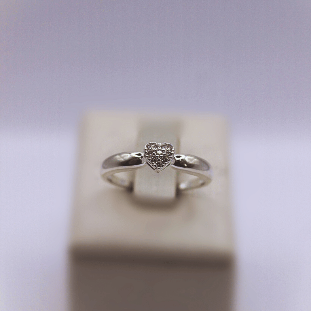 Anel Coração Cravejado Com Zircônias Banhado a Prata 950