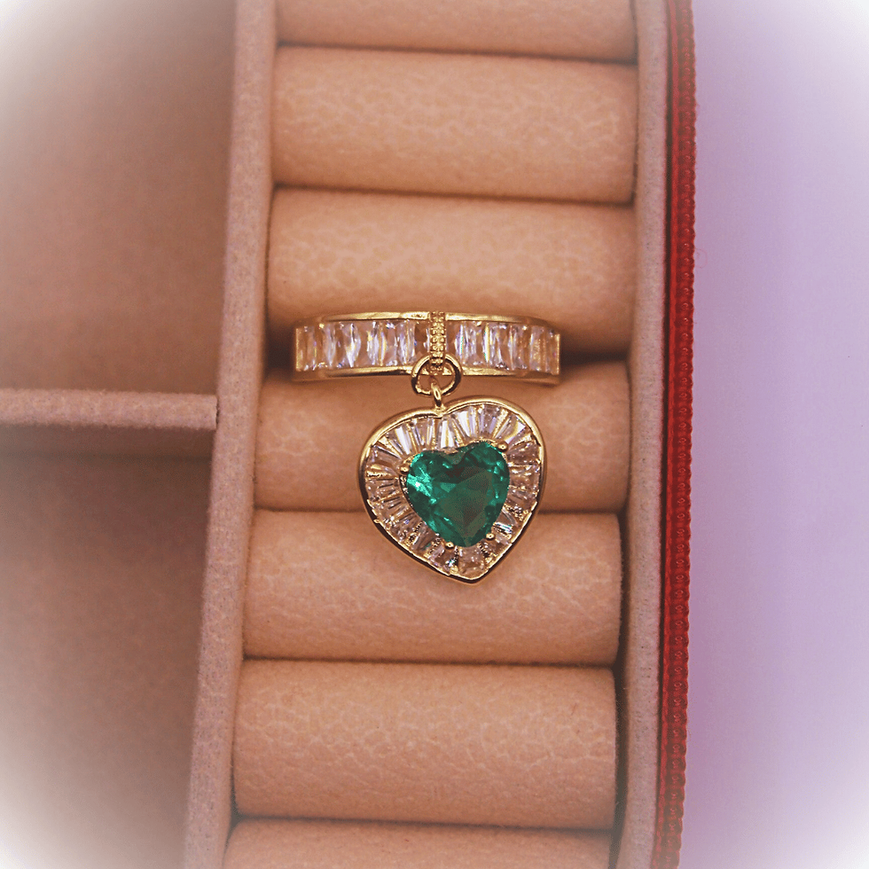 Miniatura: Anel Coração Pendurado Esmeralda Cravejado Com Zircônias Banhado a Ouro 18K