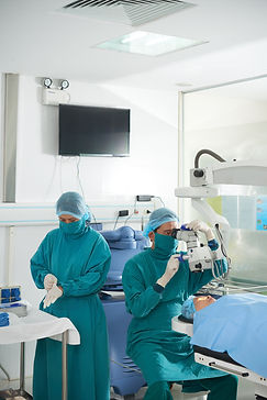 surgeons-getting-ready-for-eye-surgery-4
