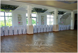 Białe_pokrowce_na_krzesła