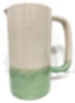 Carafe à eau élégante et fonctionnelle avec une superbe palette de couleurs verte et crème. Fabriquée à la main par la talent