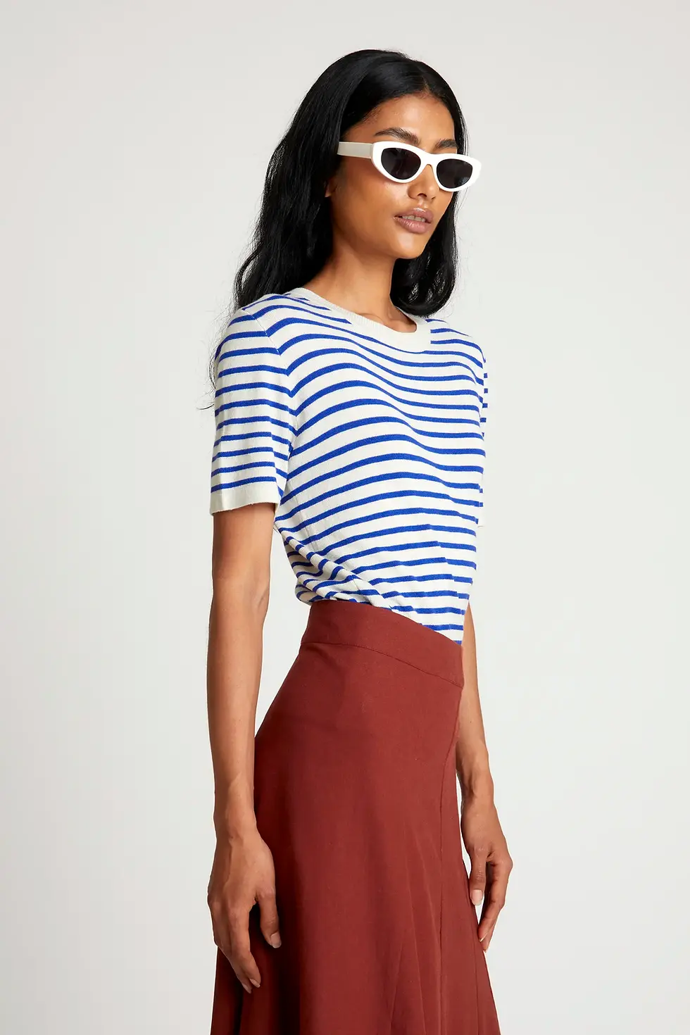 Miniature : Ce top rayé blanc et bleu azur est un incontournable de la garde-robe estivale.