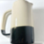 Carafe à eau élégante et fonctionnelle avec une superbe palette de couleurs noir et crème.