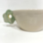 Découvrez ce magnifique bol, doté d'anses uniques en forme de fleur de chaque côté. Ce charmant bol crème est orné de fleurs