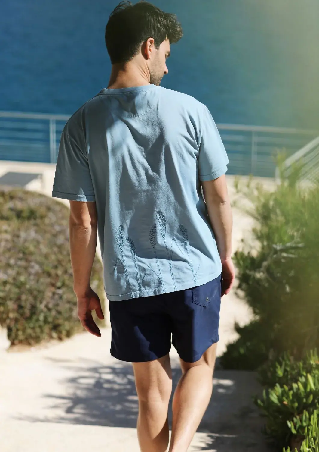 Le tee-shirt "Le champs" est un incontournable pour tout homme à la recherche d'un style décontracté mais élégant.