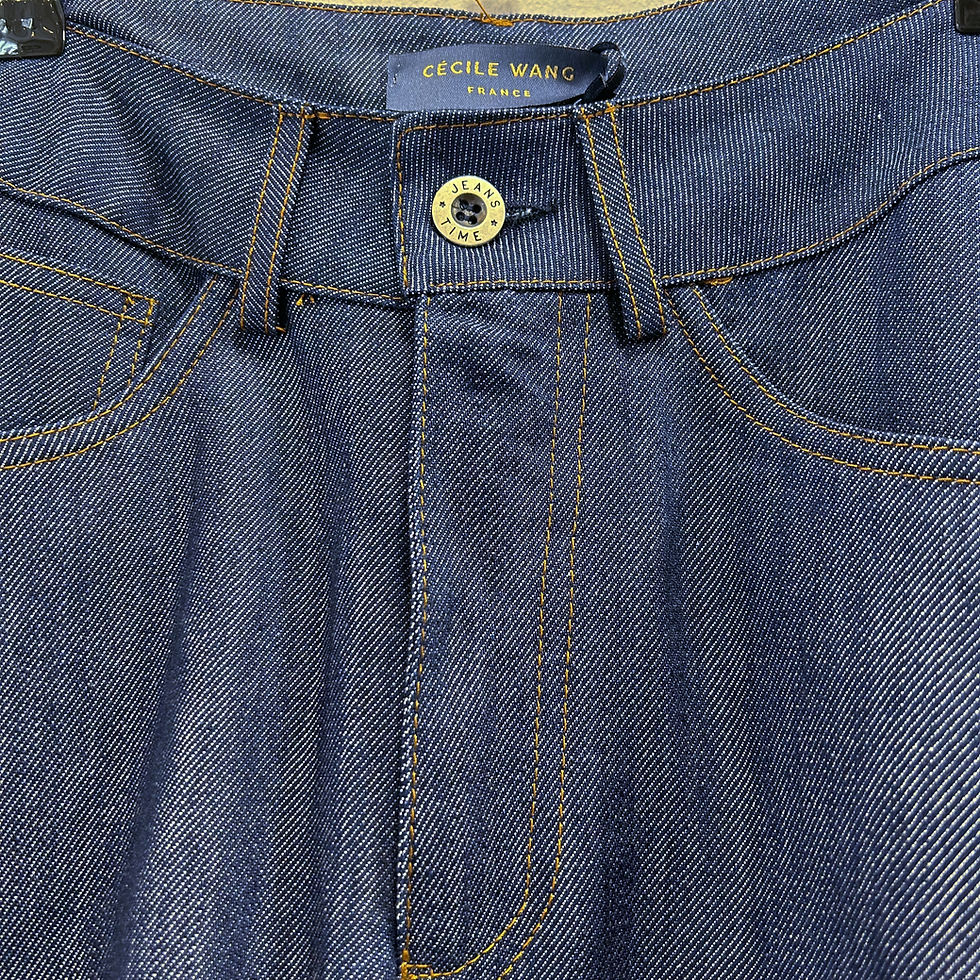 Cette jupe en jean boule est parfaite pour apporter une touche de style décontracté à votre garde-robe.