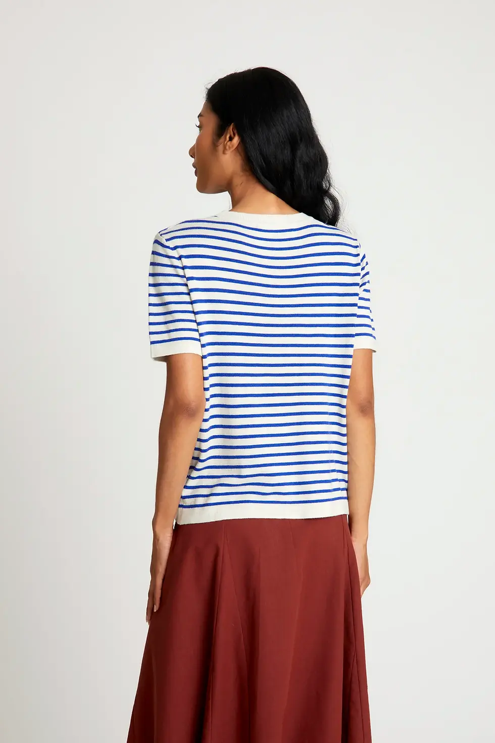 Miniature : Ce top rayé blanc et bleu azur est un incontournable de la garde-robe estivale.