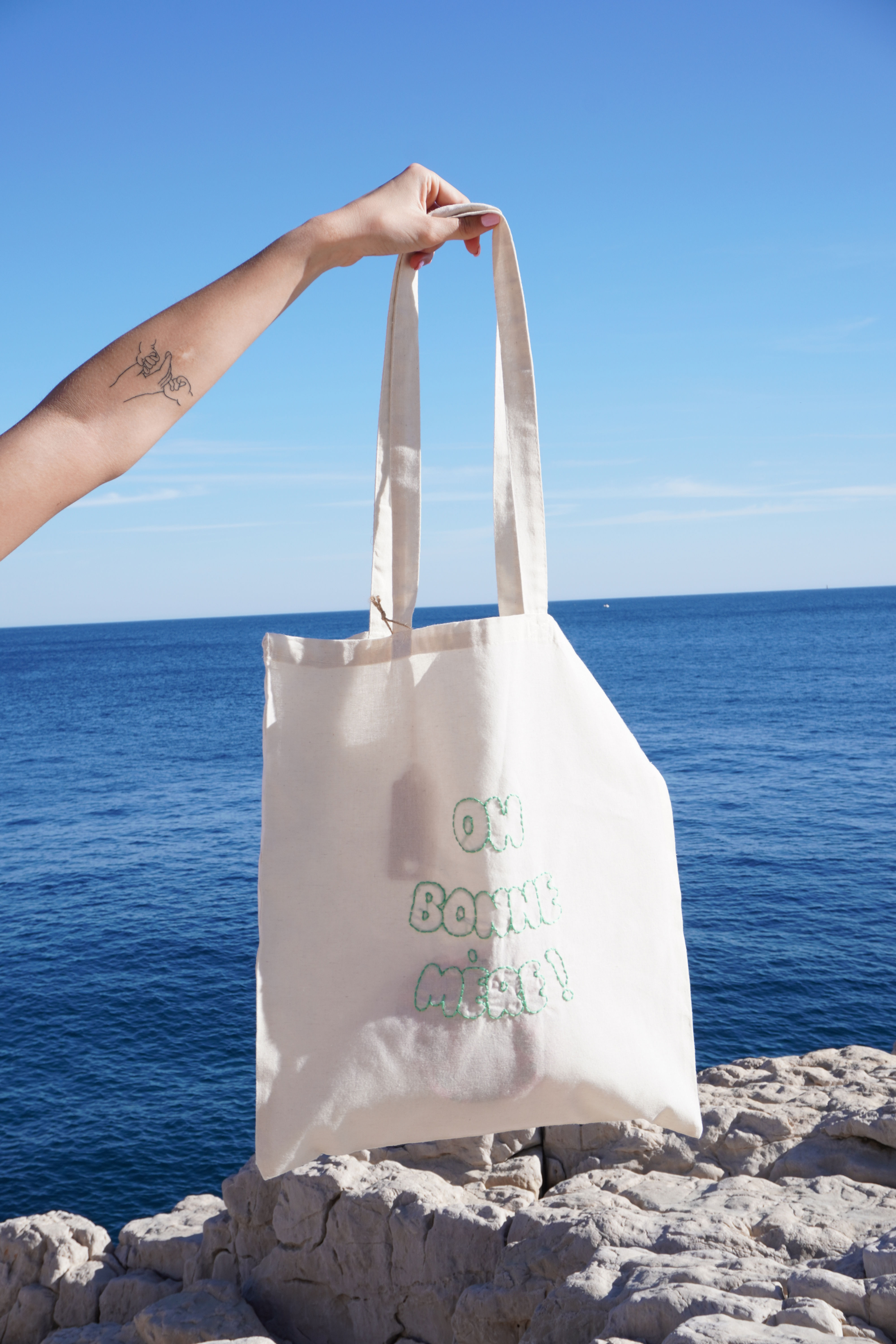Découvrez le sac cabas Marseillais « Oh Bonne Mère ! ». Ce magnifique tote bag est confectionné en coton brodé