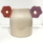 Découvrez notre vase fleurs, un véritable hommage à la nature et à l'artisanat. Doté d'une anse de chaque côté