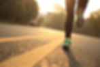 jeune femme fitness athlète coureur sur route