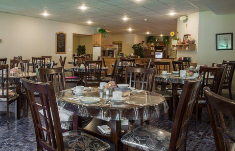 tables rondes avec chaises dans la salle à manger