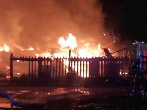 Incendio en Lagunitas destruye una vivienda e impacta a dos casas vecinas