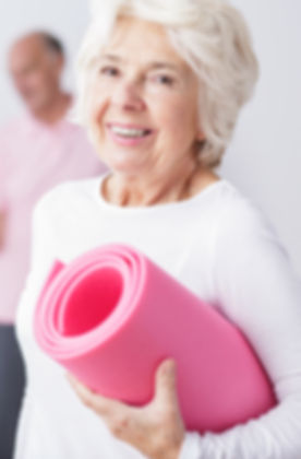 Une femme âgée au gymnase
