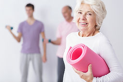 Mujer mayor en la gimnasia