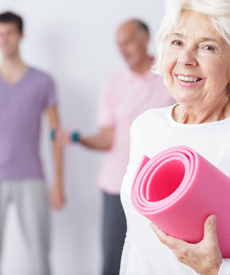 Пожилая женщина в тренажерном зале