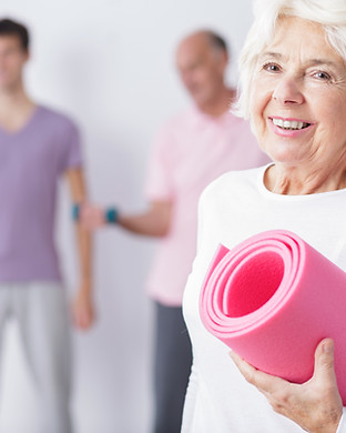 Une femme âgée au gymnase
