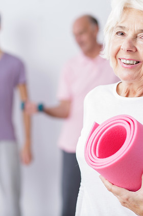 Une femme âgée au gymnase