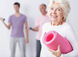 Donna anziana in palestra