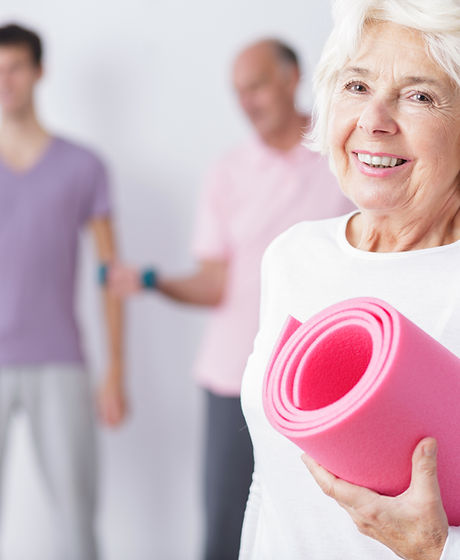 Mujer mayor en la gimnasia