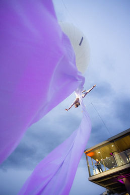 Solo tissu aérien sous ballon hélium, Moon Music