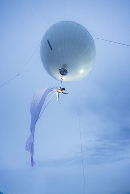 Performance tissu aérien sous ballon hélium, danseuse aérienne