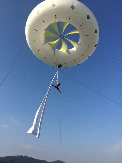 Trapéziste sous ballon hélium, prestation haut de gamme, exceptionnelle, mariage et évènement