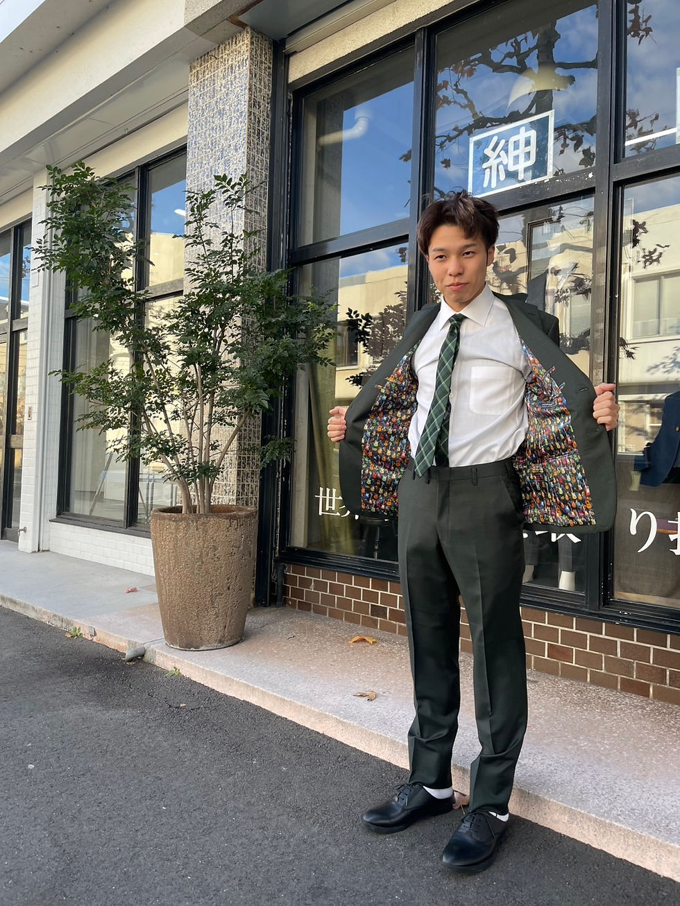 流行のダークグリーンで裏地はギター柄🎸をチョイス❣