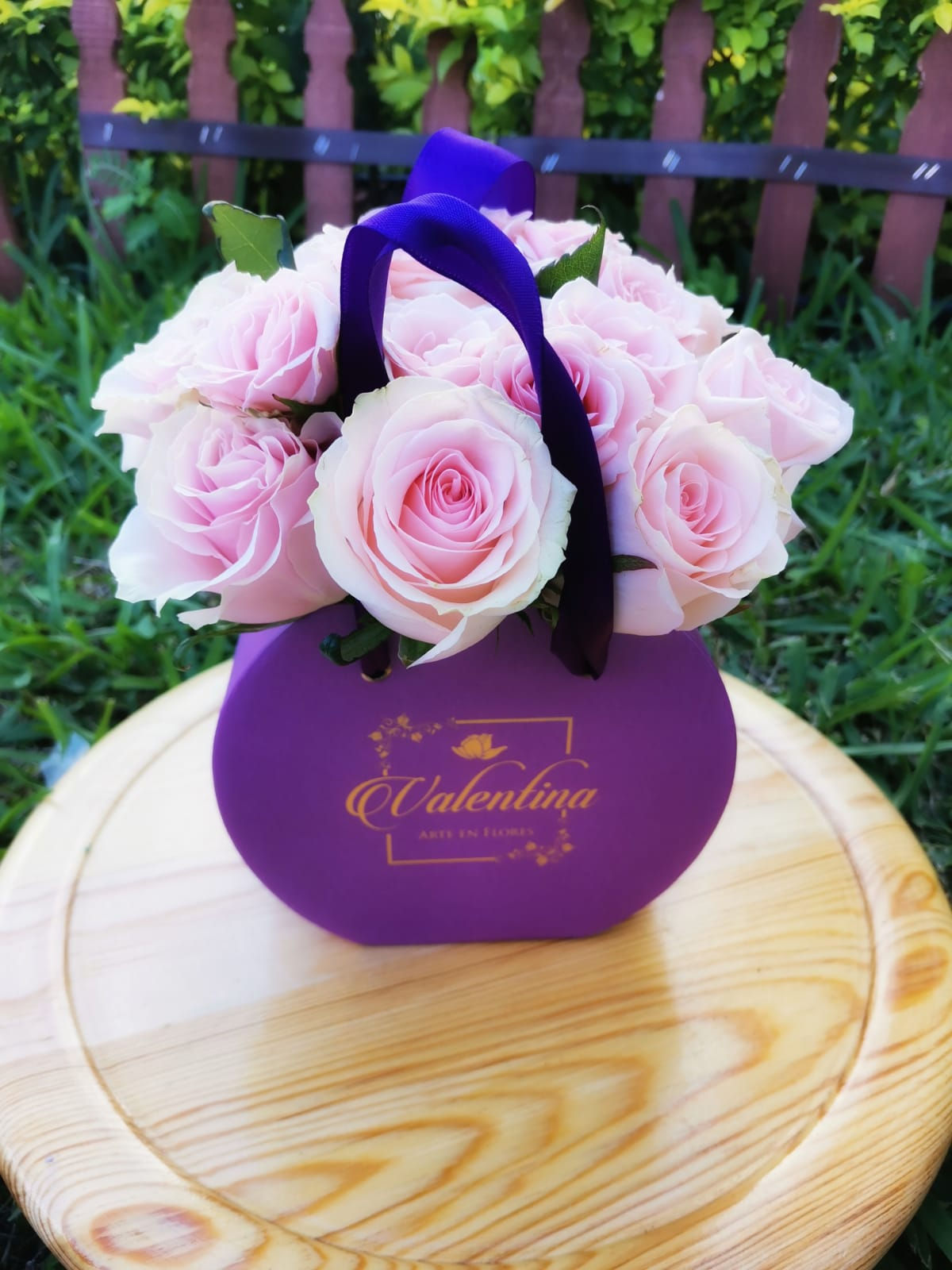 box tipo bolsa con 24 rosas en tono rosa pastel