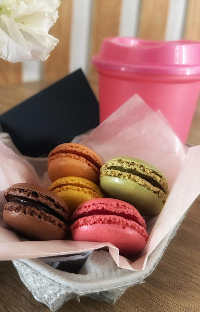 mix floral, cafe americano y macarrones