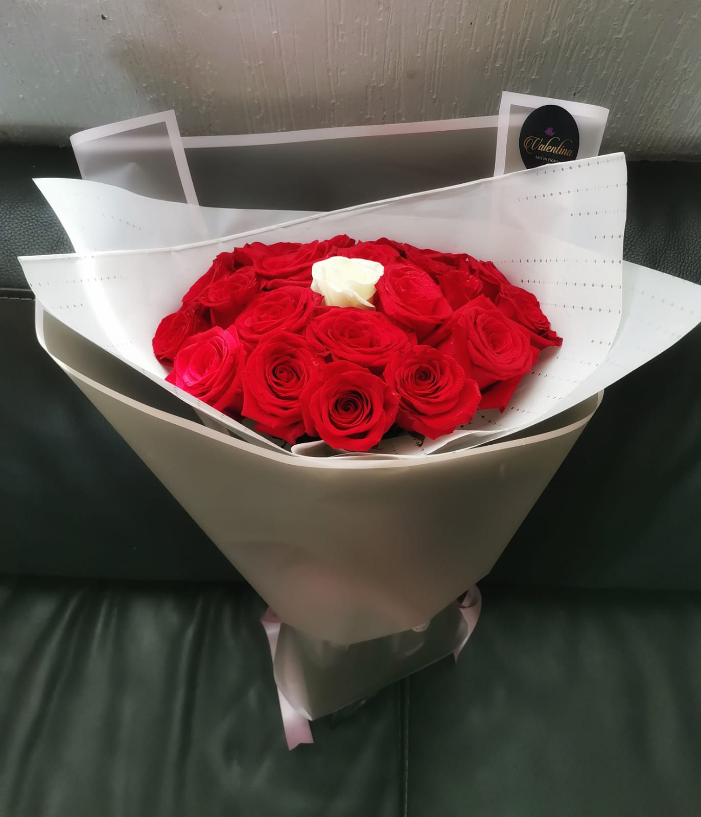 Ramo 24 rosas rojas y 1 rosa blanca