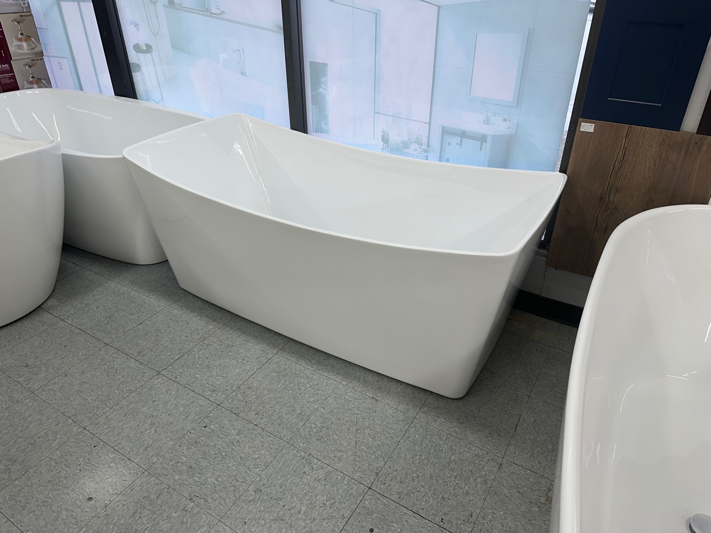 Freestanding bathtub 65”. Fiberglass acrylic with full metal support base. New