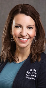 Elisa Lyons headshot