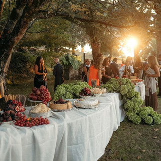 decoración floral mesa de boda con hortensias y frutas