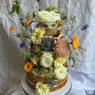 tarta nupcial delicada con flores