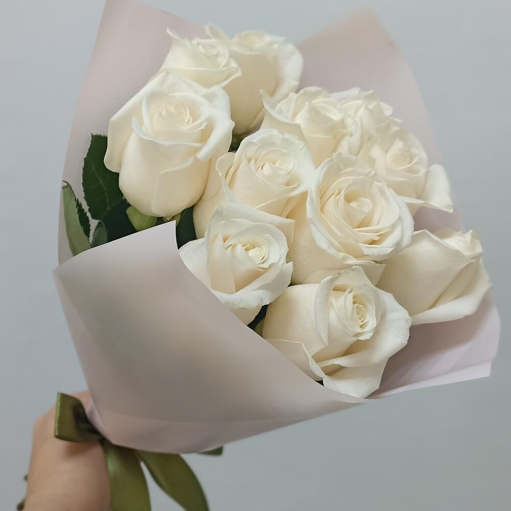 Букет з 11 білих троянд