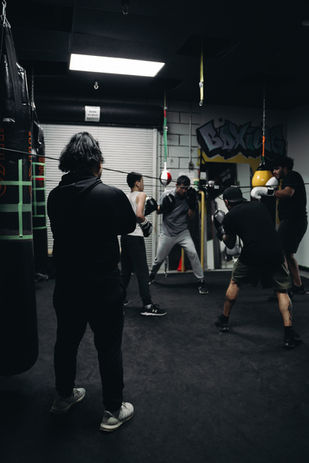 Boxing training supervised by coach