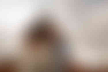 Il la regarde, elle regarde au loin...