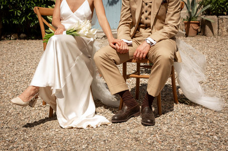 se tenir la main et avancer ensemble