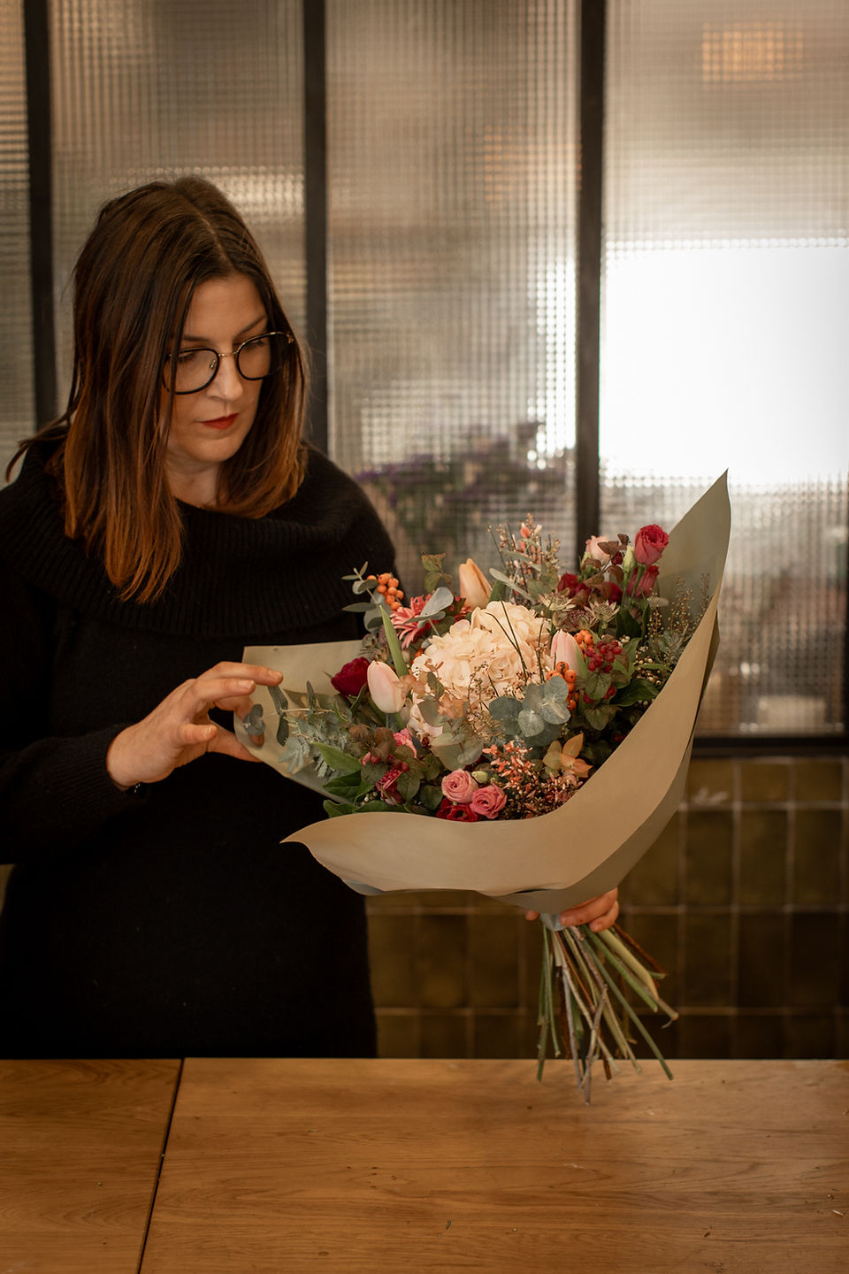Marion jette un dernier coup d'oeil à son bouquet