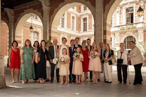 Photo de groupe mariage civil au Capitole de Toulouse