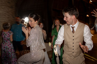 Les mariés dansent à leur soirée de mariage