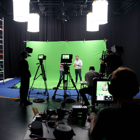 Cursos com formação certificada. Alunos a desenvolver projetos de vídeo, televisão e cinema em estúdios profissionais, com orientação de especialistas.