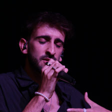 Cursos com formação certificada. Sessões práticas de composição, produção musical e som ao vivo, com alunos a experimentar equipamentos reais.