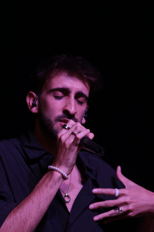 Cursos com formação certificada. Sessões práticas de composição, produção musical e som ao vivo, com alunos a experimentar equipamentos reais.