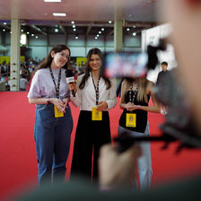 Cursos com formação certificada. Alunos a desenvolver projetos de vídeo, televisão e cinema em estúdios profissionais, com orientação de especialistas.